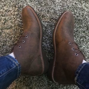 Men’s 9 ½ Guess shoes